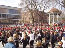 Turnstevne i Levanger, april 2003 - Oppvisning på Torvet - klikk for større bilde